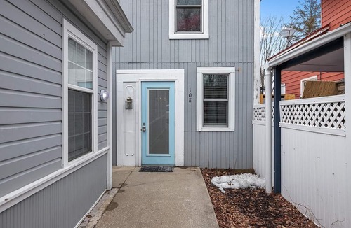 Saugatuck Apartment | Wallys Place apt heart of Saugatuck walk anywhere!
