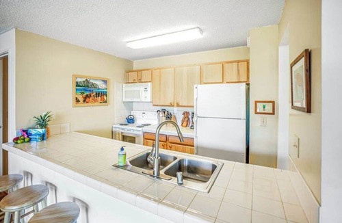 Hanamaulu Condo | Water-View 3rd-Floor Lihue Condo with Pool, Steps to Beach