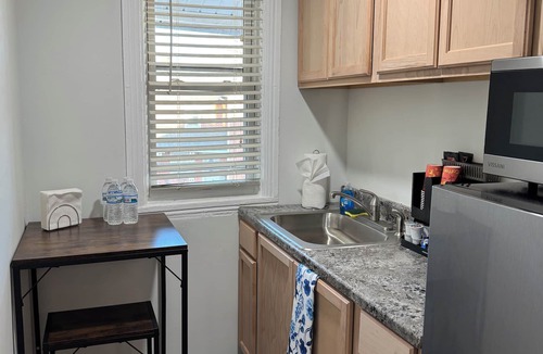 Elsmere House | Welcoming 3 bedroom private entry with AC in charming Wilmington