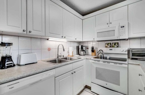 Kihei Condo | West Maui Bliss! Lanai, Full Kitchen, Laundry, WiFi, AC, TVs+DVD–Kamaole Sands 4109