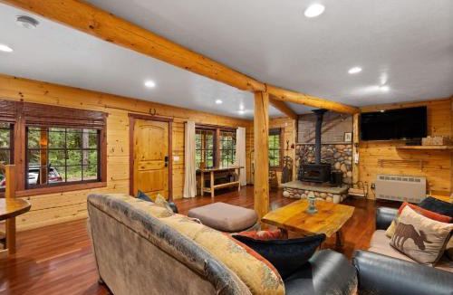 Zigzag House | Whispering Pines - Cabin w hot tub