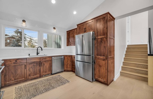 South Snyderville Basin House | Wow factor, mountain views, private hot tub, fireplace, fire pit & walk to lifts