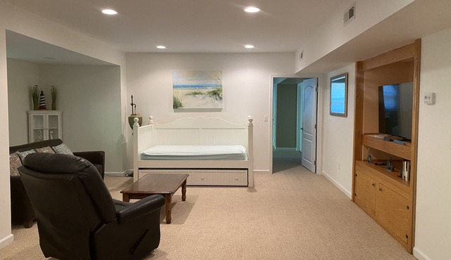 1 Bedroom close to beach & a block to trail/private entrance/2adults+2minors.