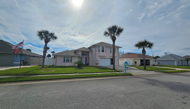2 bed, 2 bath home in Ormond by the Sea w/private pool. Easy walk to the beach in Ormond Beach