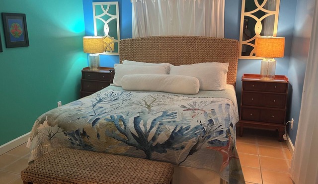 2-bedroom bungalow in charming Sugarloaf Key with dock, close to Key West