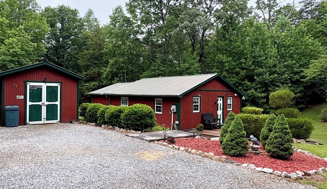 2-bedroom cabin in serene Cleveland perfect for a relaxing getaway