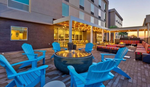 2 Convenient Units! Outdoor Pool, Pets Allowed, FREE Breakfast and Parking!