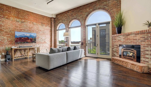2BR Loft, Bar & Pikes Peak Deck View, Downtown