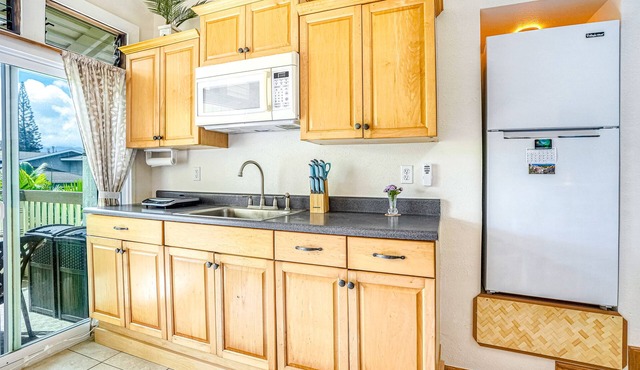 2nd floor studio with shared pool, fast WiFi, A/C, and mountain view