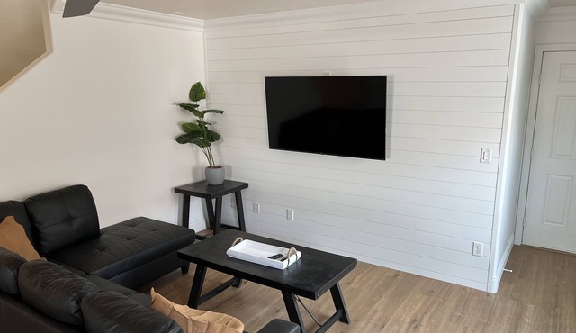 3 Bed 2.5 Bath House Getaway 15 minutes to Strip