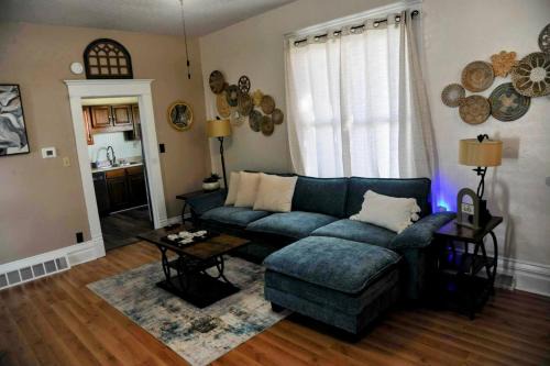 3 Bed Bath with yard and Fire Pit- Charming Small Town Exploring in Bourbon
