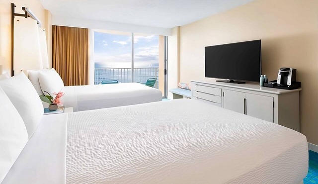 3 Convenient Units, The Twin Fin Hotel, Ocean Front Two Doubles with Lanai