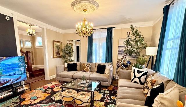 4 bd Villa stroll to Plaza & Canyon Rd With fireplace & parking