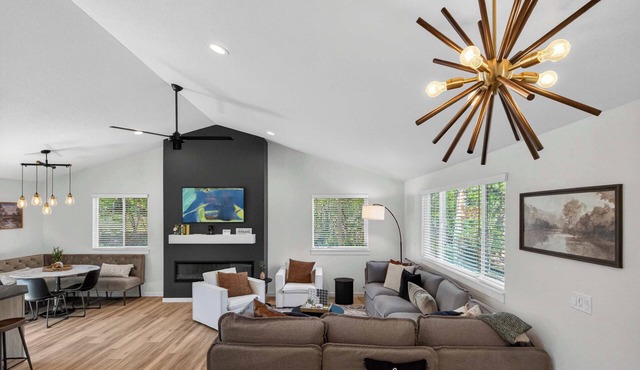 4BR Mountain Retreat with Games, Large Deck &Views