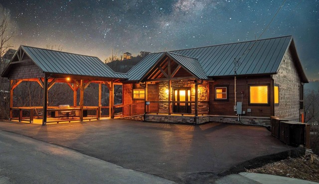 6 bedroom 10 Bed Chalet with Theatre, Gameroom, Community Pool and Tennis Courts