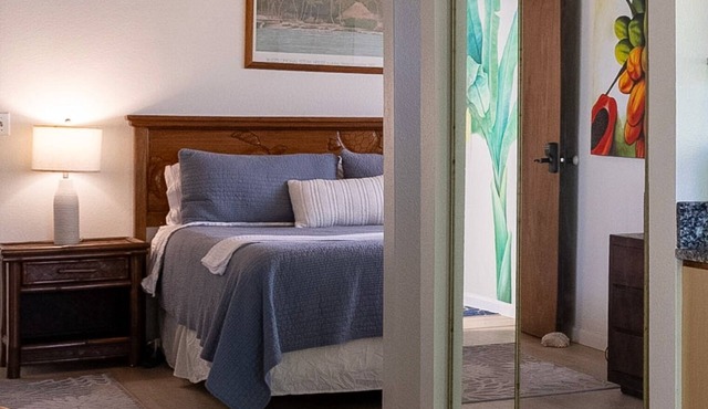 60 second walk to Lanikai Beach. 2 Bedrooms w/AC