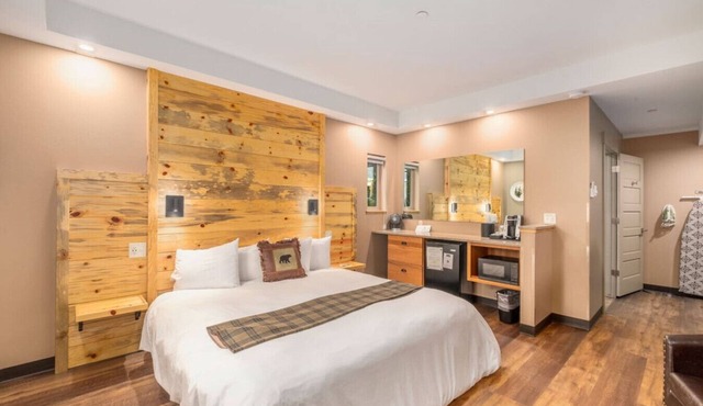 ADA King Room, AC, Fireplace, hot tub - Lodge 103