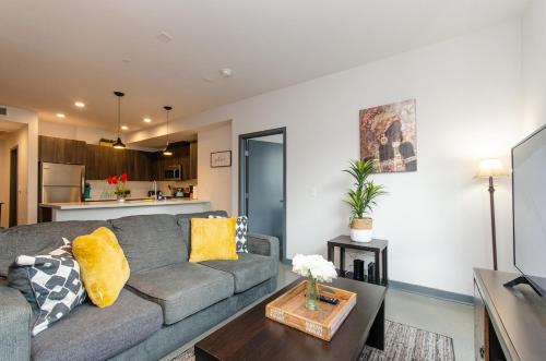 Adorable 2bed Apt Balcony & Rooftop Pool D