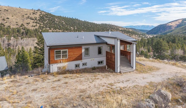 Amazing modern mountain home perched high on a hill overlooking breathtaking 360 panoramic views, yet only one minute off highway 50. You're minutes away from the Colorado trail that takes you to the Continental Divide. in Salida