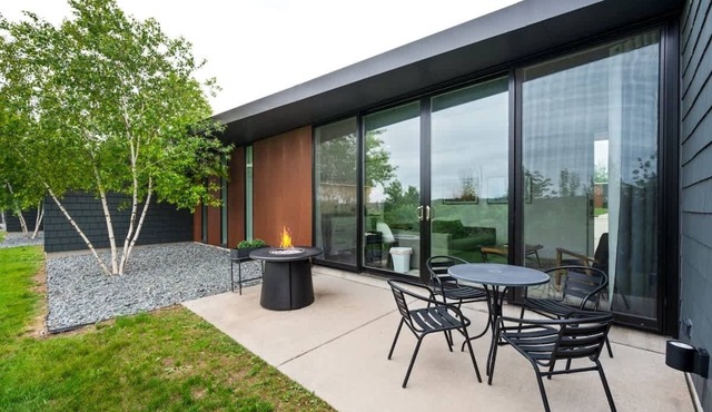 Architect-Designed Flat · King · Egg Harbor