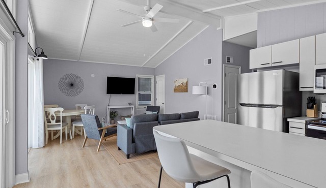 Atlantic Breeze North - Renovated & Cozy - Walk To Beach in Atlantic Beach