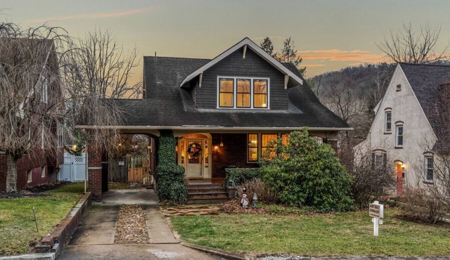 Aunt Beas Bungalow - Pets, hot tub, screen porch, wifi, fenced yard, king bed, town in Berkeley Springs