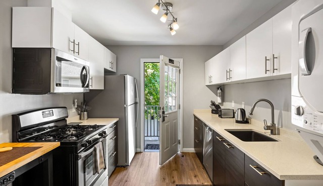 (B2bI) Clean, Cozy, Convenient Condo in Buckhead w/Free Parking