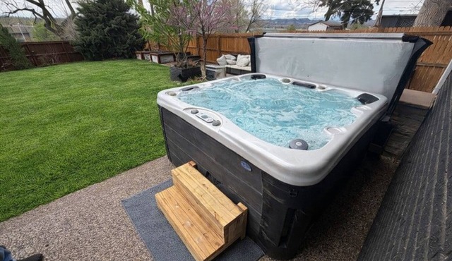 Backyard Escape + Hot Tub - Minutes to Red Rocks & Denver-Large Basement Hangout in Arvada