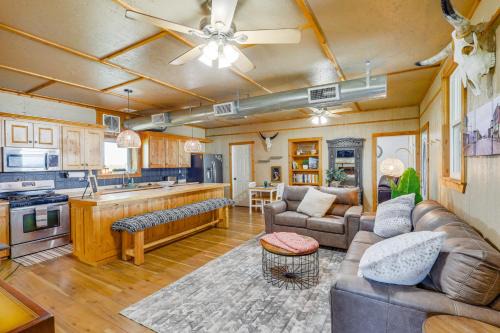 Barndominium McGregor Vacation Rental on 5 Acres in McGregor