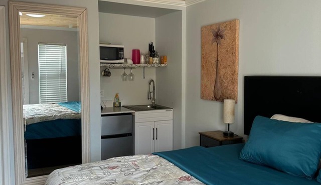 Beach Cottage, 1 queen Bed+ Kitchenette, Free Parking, Walk to Ocean & Dining! in Lauderdale-by-the-Sea