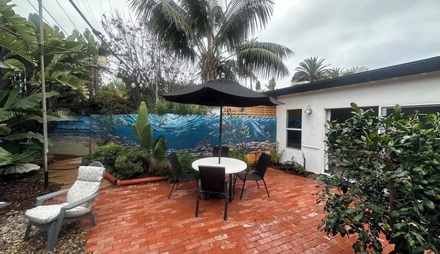 Beach & town 2 blocks away. Private. Families & dogs. Safe parking.