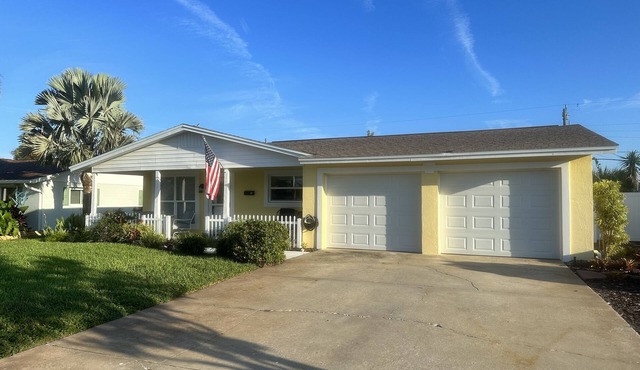 Beachside Ormond Beach Bungalow in Ormond Beach