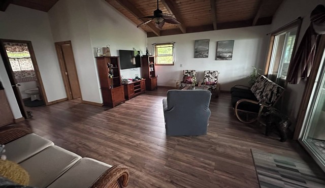 Beautiful 3-bedroom house in soothing Naalehu for your getaway