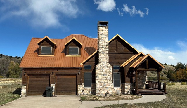 Beautiful 3bed 4bath cabin with Hot Tub. Close to Ski, Golf, Fish, Hike, 4x4