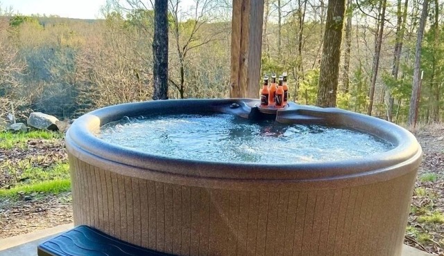 Beautiful Cabin. Gillham lake. Enjoy the Hot Tub