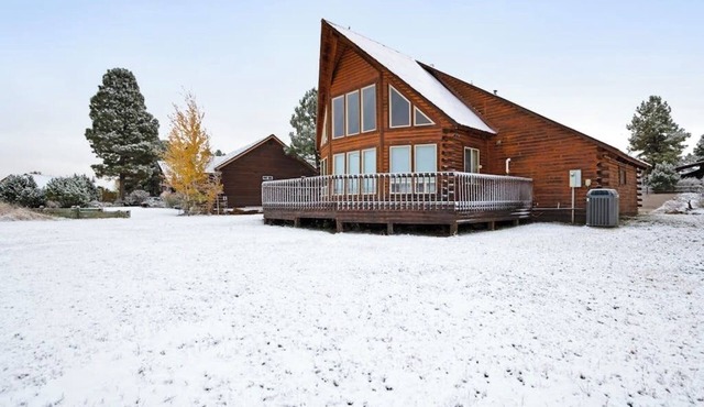 Beautiful cabin w/a large, wraparound deck - near parklands