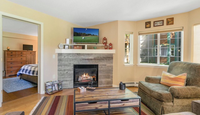 Beautiful Ground-level Condo, Hot tub, Pool Minutes to Arrowhead Ski Resort