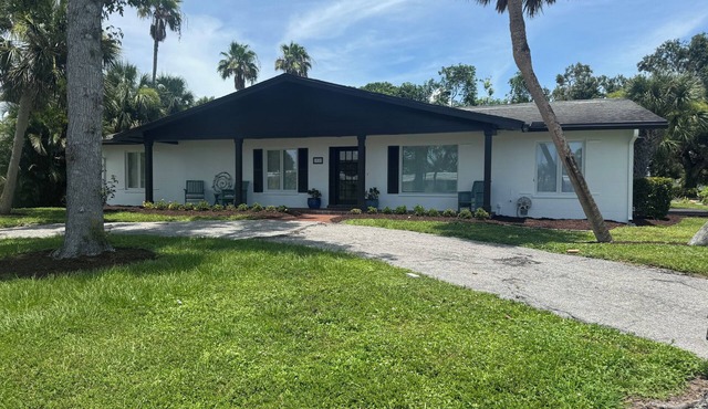Beautiful Large Home Bike to Siesta Key, quiet neighborhood with LOCAL owners! in Sarasota