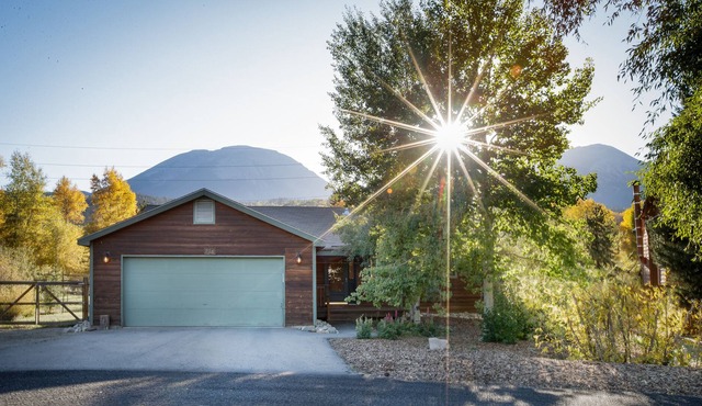 Beautiful Mountain Getaway - Right on the Blue River!
