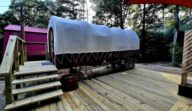 Beautiful Rustic Wagon with Modern Interior and Outdoor Hot Tub for a Unique Romantic Getaway near Lake O' the Pines, Texas in Warlock