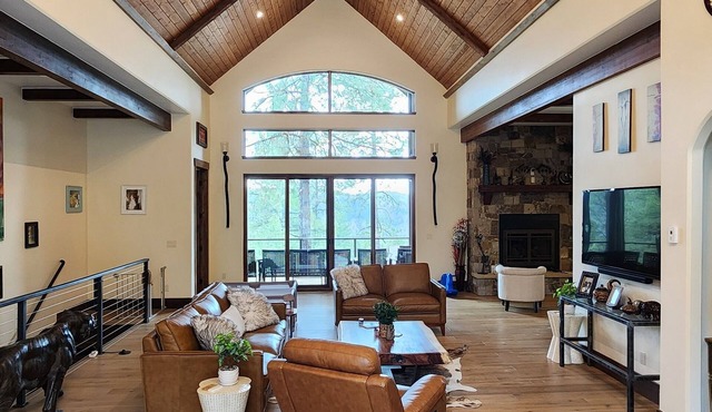 Beautiful spacious mountain home 15 minutes from downtown Durango