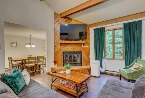Big Boulder Family King Suite w/ Jacuzzi
