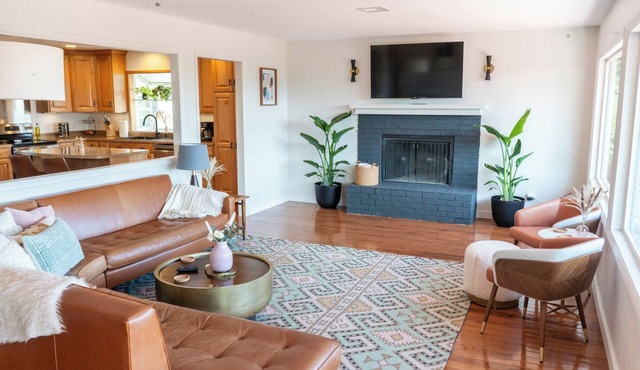 Big Deck Viewhouse: Central COS Hilltop Haven