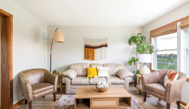 Bright 2BR home with private entrance in Creston