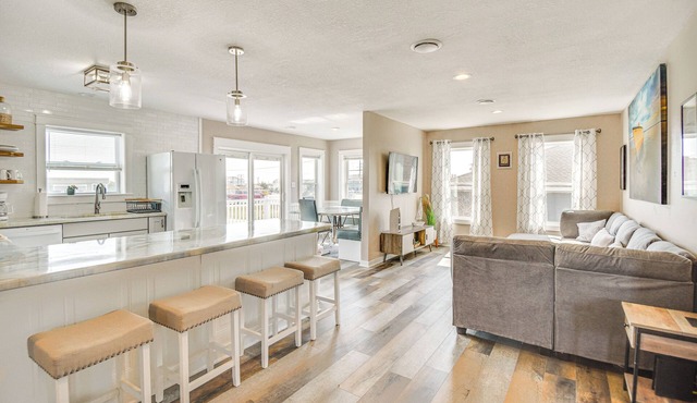 Bright Kitty Hawk Home w/Hot Tub, Walk to Beach! in Kitty Hawk