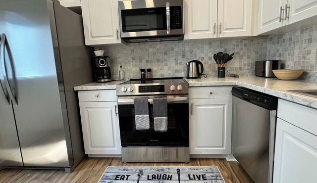 Bright Spacious Renovated Home. Master on Main Floor. in Winder