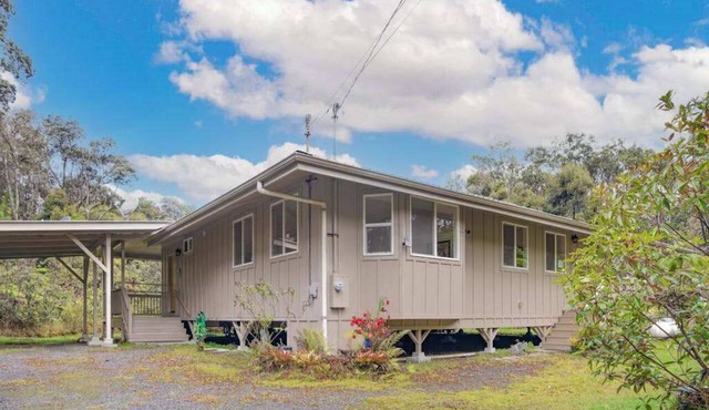 Bright Volcano Home with Fireplace & Open Kitchen