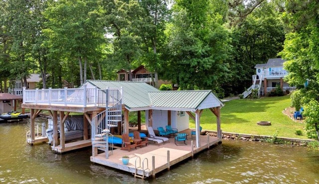 Camp Holiday - Two Kitchens and Huge yard for Fido!