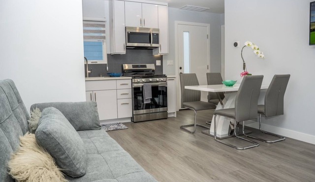 Charming 1 bedroom 1 bathroom guest house with AC, WiFi in brilliant Glendale