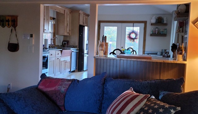 Charming 2-bedroom farmhouse nestled in the woods in welcoming Pilot Mountain. in Pilot Mountain